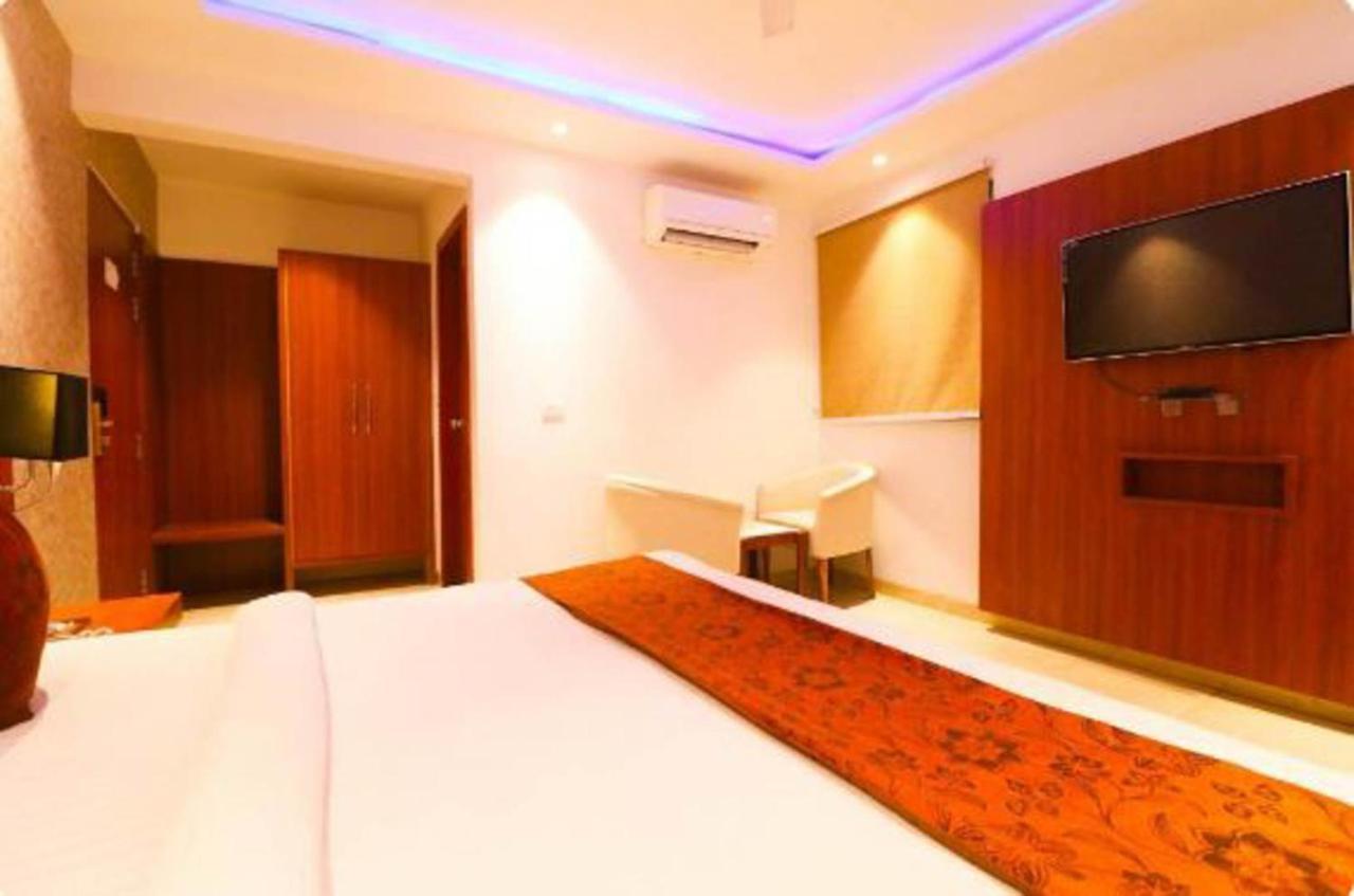 Hotel Royal Sky Luxury Near Delhi Airport Нью-Дели Экстерьер фото