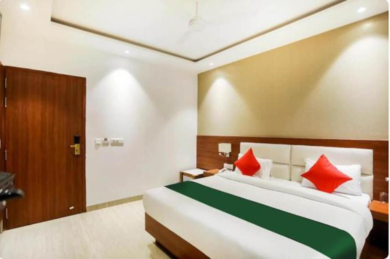Hotel Royal Sky Luxury Near Delhi Airport Нью-Дели Экстерьер фото